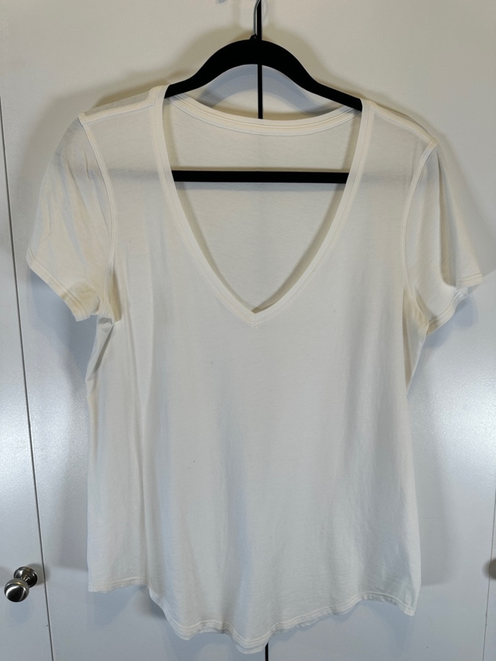 Lululemon Love V Neck Tee in White Size 8